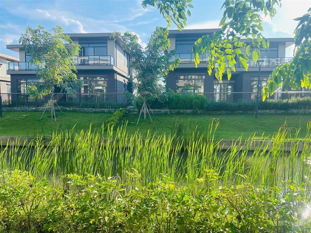 Bán căn biệt thự đơn lập 225m2 (15x15m). đối diện công viên, view kênh đào. giá bán chỉ 9,8 tỷ