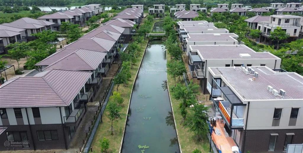 Bán căn biệt thự đơn lập 225m2 (15x15m). đối diện công viên, view kênh đào. giá bán chỉ 9,8 tỷ