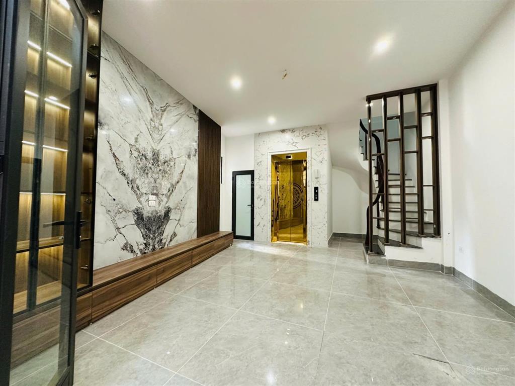 Tôi bán nhà xây mới phố lò đúc. 42m2, 5 tầng thang máy, lô góc 2 mặt thoáng, 12.5 tỷ