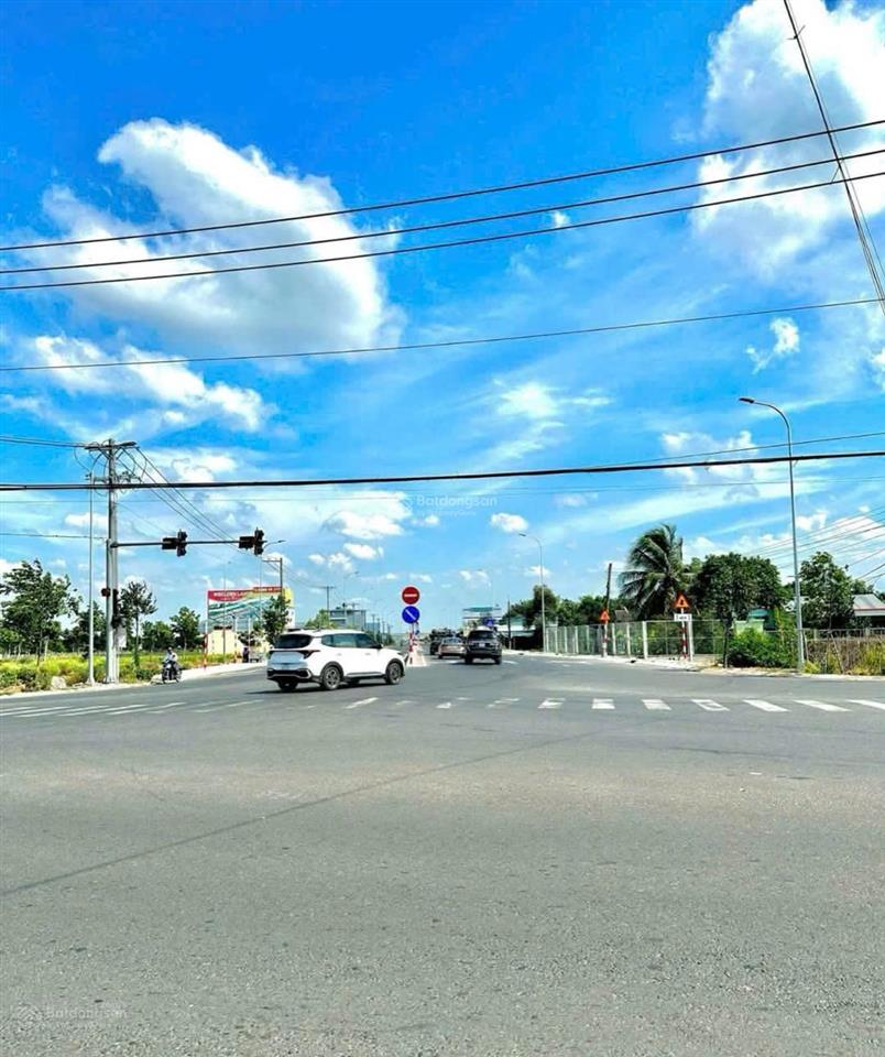 Chính chủ gửi bán lô đất 100m2, mặt tiền 818 32m, cách tt hành chính thủ thừa 300m, sổ riêng