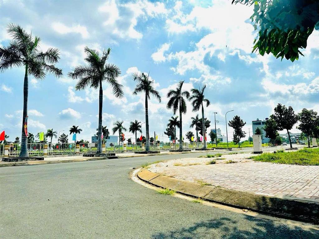 Chính chủ gửi bán lô đất 100m2, mặt tiền 818 32m, cách tt hành chính thủ thừa 300m, sổ riêng
