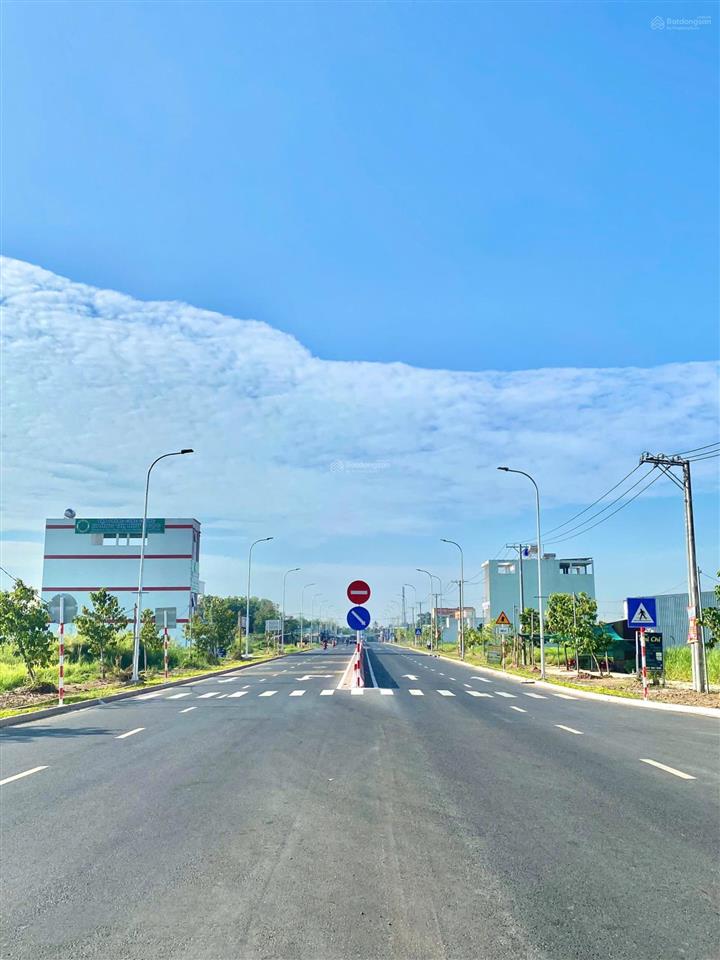 Chính chủ gửi bán lô đất 100m2, mặt tiền 818 32m, cách tt hành chính thủ thừa 300m, sổ riêng