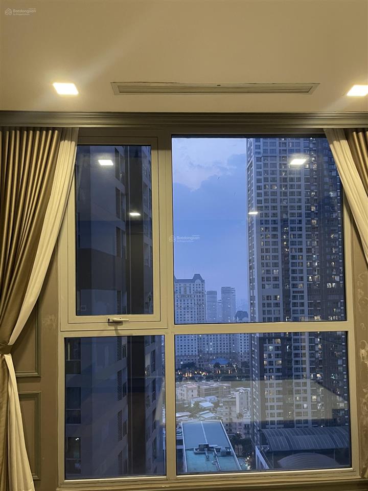 Bán nhanh căn 2pn  2wc căn góc toà park 3, diện tích 82m2 đã có sổ , sở hữu lâu dài  0901 001 ***