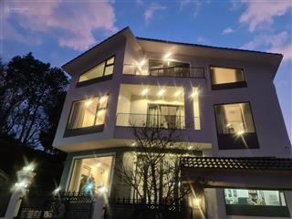 Biệt thự góc 2 mặt tiền có sân vườn, có gara ô tô đường trải nhựa