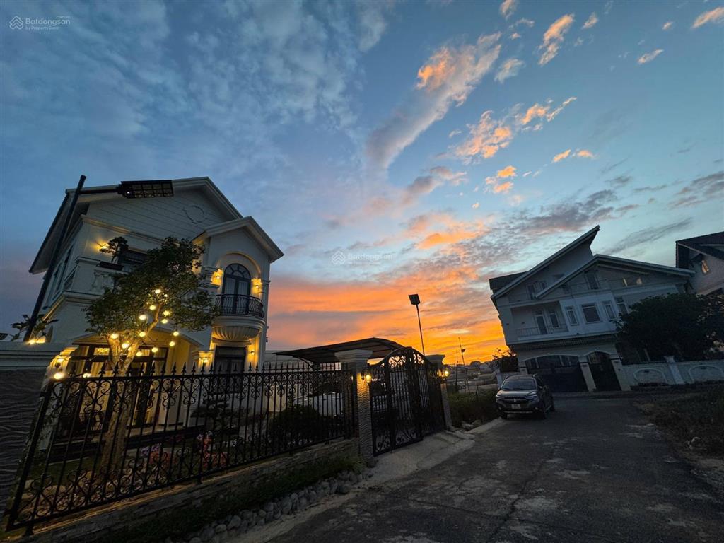 Cần bán biệt thự sân vườn view đẹp gần thung lũng tình yêu p lâm viên đà lạt