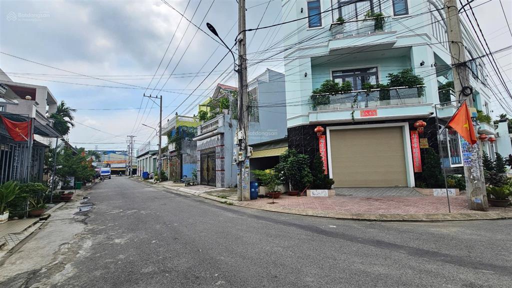 Bán lô góc 2 mặt tiền, khu dân cư, gần kcn visip 1