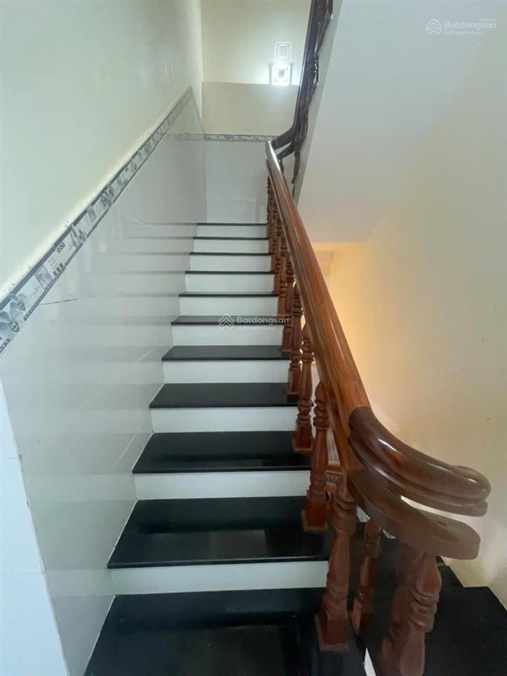 Nhà trung tâm p.3 tp bảo lộc  5x18 m, 1 trệt + 2 lầu + sân ô tô. giá 3,2 tỷ.