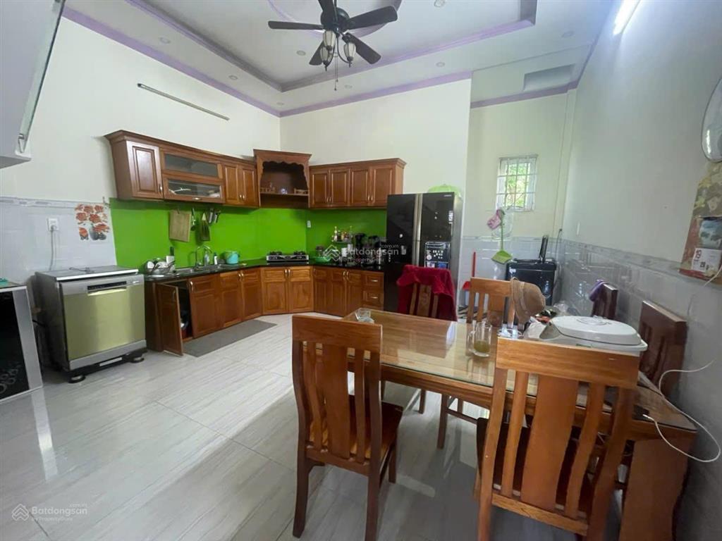 Nhà trung tâm p.3 tp bảo lộc  5x18 m, 1 trệt + 2 lầu + sân ô tô. giá 3,2 tỷ.