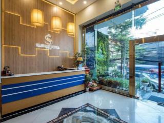 Khách sạn cao cấp gần sân bay 45 phòng, hầm + 7 lầu, doanh thu khủng, giá 135 tỷ