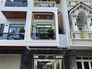 Nhà mới hoàn thiện 5.2 tỉ  mẫu cực đẹp. vào xem là mê ạ. trục chính phú hồng thịnh. 3 tầng.