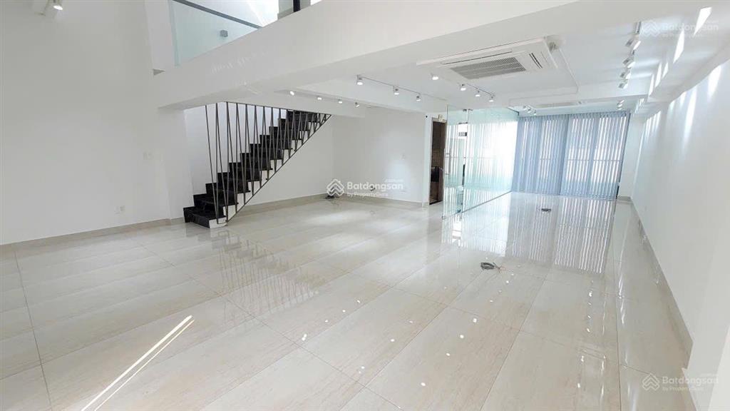 Bán nhà mt đường d1 kdc himlam tân hưng q7. dt 7.5x20m. giá chốt 70 tỷ