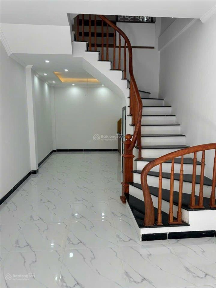 Ga nhổn, nhà dân xây, ô tô 7 chỗ đỗ cửa giá 5.x tỷ