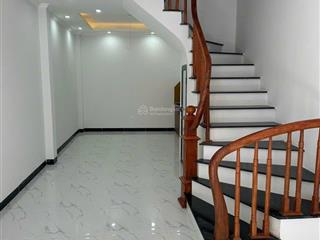 Ga nhổn, nhà dân xây, ô tô 7 chỗ đỗ cửa giá 5.x tỷ