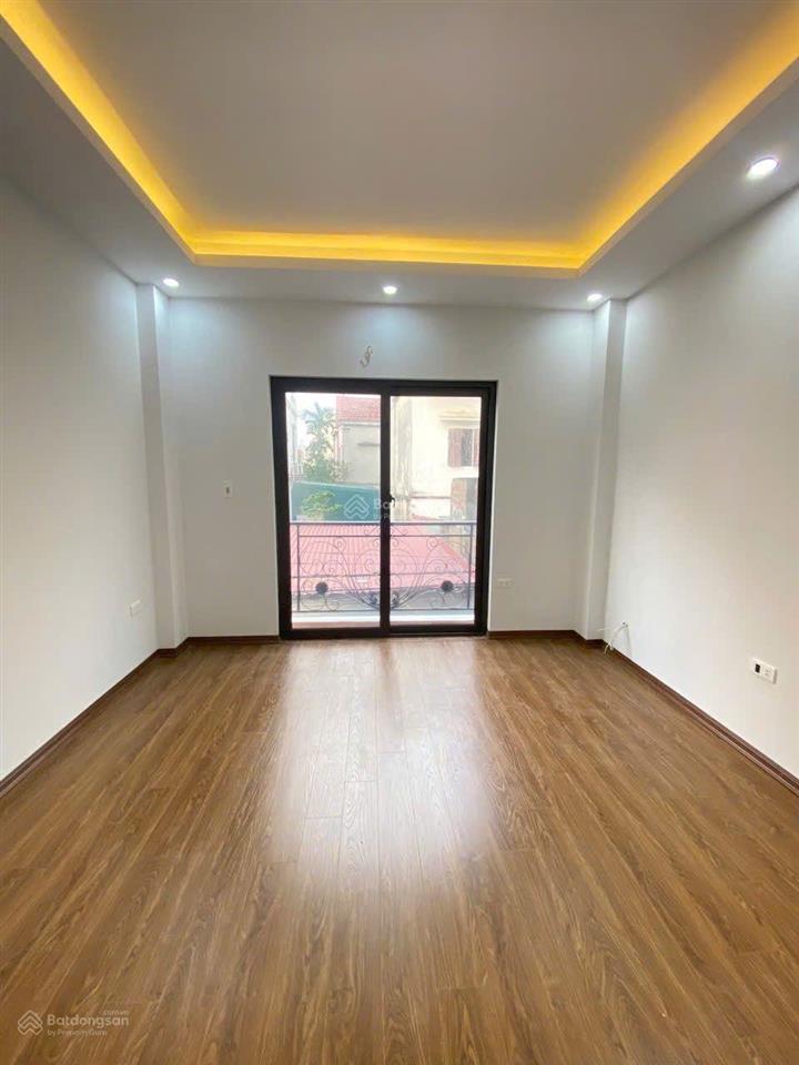 Ga nhổn, nhà dân xây, ô tô 7 chỗ đỗ cửa giá 5.x tỷ