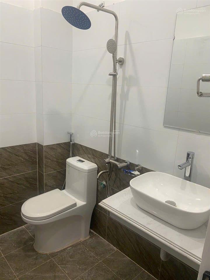 Ga nhổn, nhà dân xây, ô tô 7 chỗ đỗ cửa giá 5.x tỷ