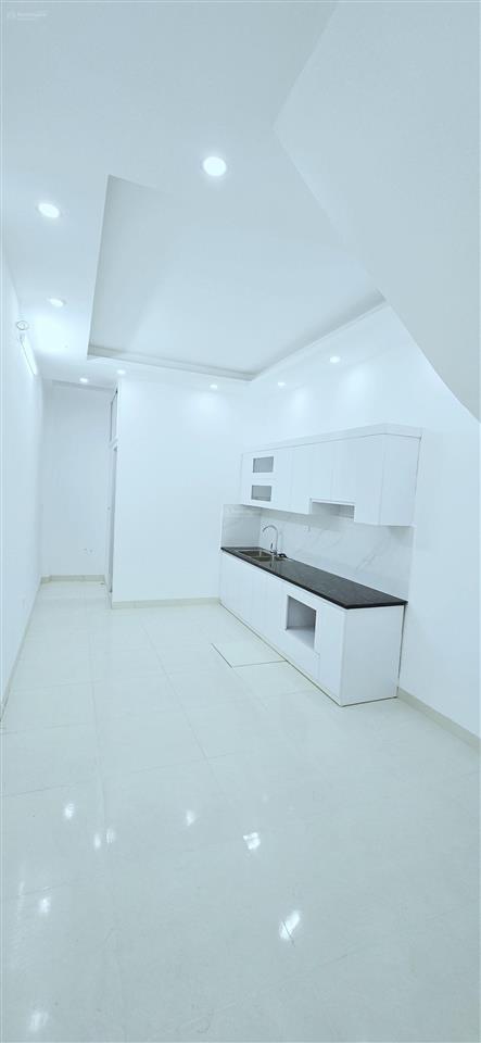 Nhà mới cạnh nhổn ô tô đỗ cổng, 3 ngủ, cạnh bãi xe ,gia 4.25 tỷ