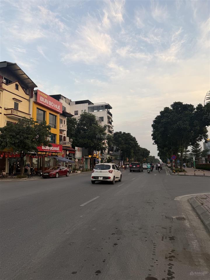 Đức giang  mặt ngõ kinh doanh  2 làn ô tô tránh  bán đất tặng nhà 2 tầng 68m2  8 tỷ hơn