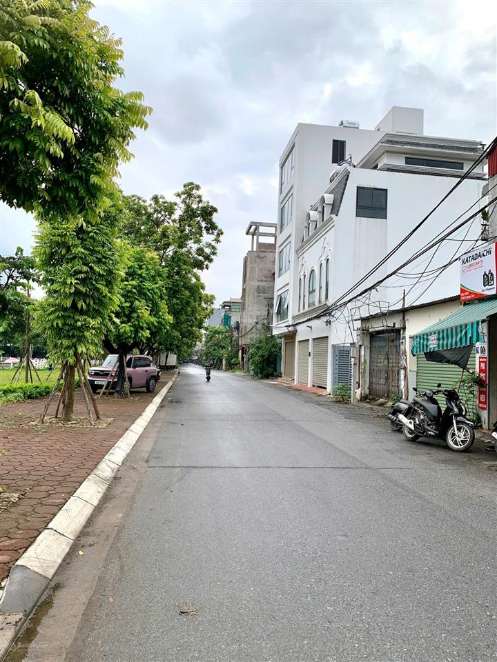 Bán lô đất 2 mặt tiền kinh doanh mặt hồ vườn hoa tại thanh am, việt hưng, sổ đỏ, giá 300tr/m2