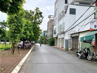 Bán lô đất 2 mặt tiền kinh doanh mặt hồ vườn hoa tại thanh am, việt hưng, sổ đỏ, giá 300tr/m2