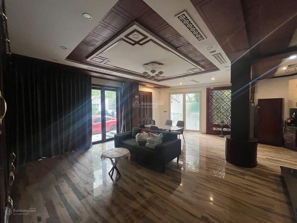 Bán nhà phố lạc long quân, ô tô cách nhà 20m, ngõ thông đường rộng.