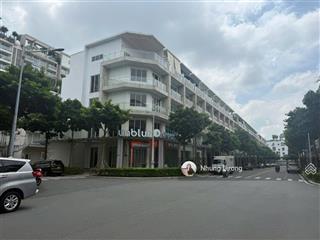 Cần cho thuê căn góc, hoàn thiện mới 100%, máy lạnh, thang máy, 155tr, 700m2, gặp trực tiếp chủ