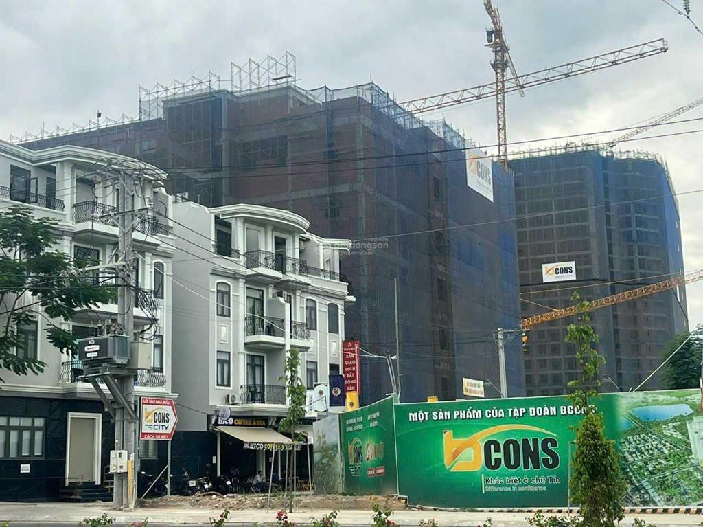 Cần bán nhà phố bcons city, uni valley, giá 8 tỷ bank hỗ trợ 80%, mặt tiền thống nhất