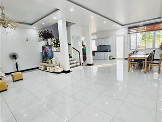 Vị trí yên tĩnh, an ninh chặt chẽ! bán biệt thự sân vườn việt hưng, dt 148m2. giá 39,8tỷ