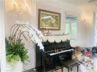 Vị trí biệt lập, yên tĩnh. bán biệt thự việt hưng, dt 148m2, mt 8m, sân vườn, an ninh chặt chẽ