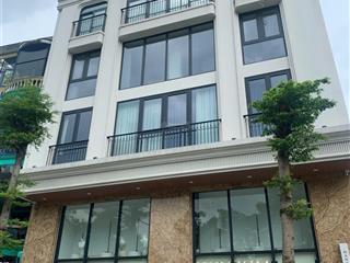 Cho thuê nhà mặt phố nguyễn đình hoàn, diện tích 110m2 x 6 tầng, mặt tiền 11m, thang máy, pccc
