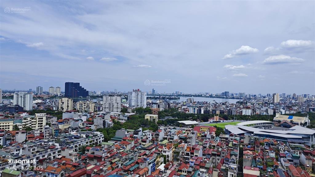 Bán chung cư kosmo tầng trung hướng đông nam view hồ tây sẵn nội thất và sổ giá tốt 0988 379 ***