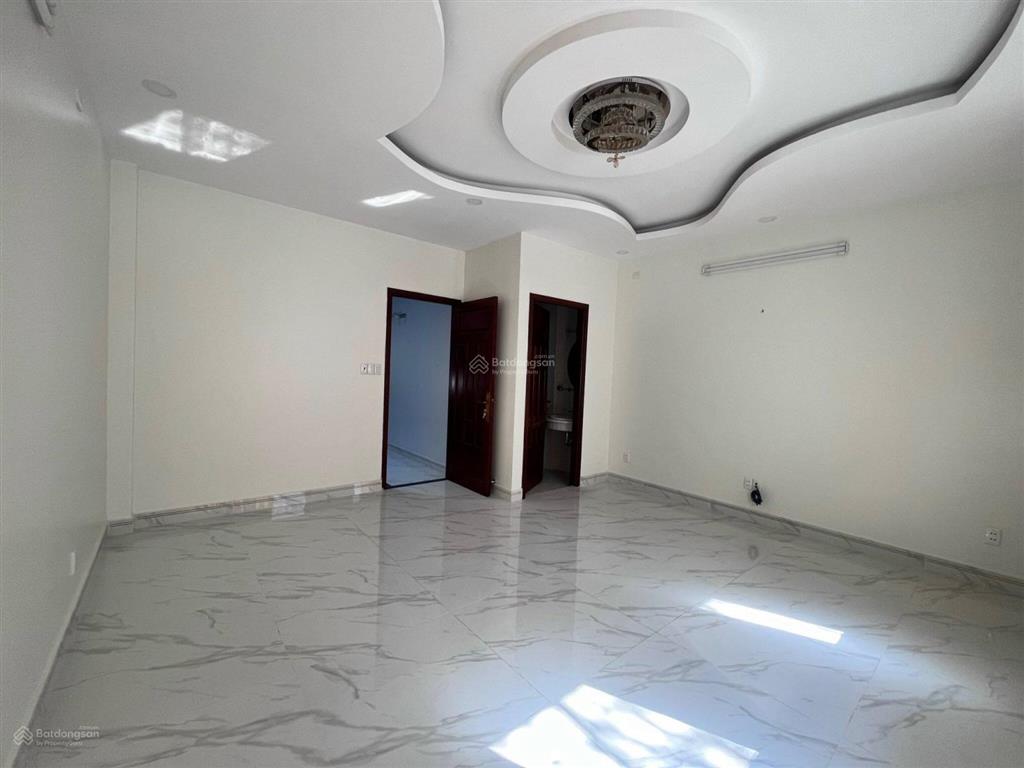 Cho thuê nhà phố 3 tầng, dt 5x20m, giá 23tr/tháng, mặt tiền đường số