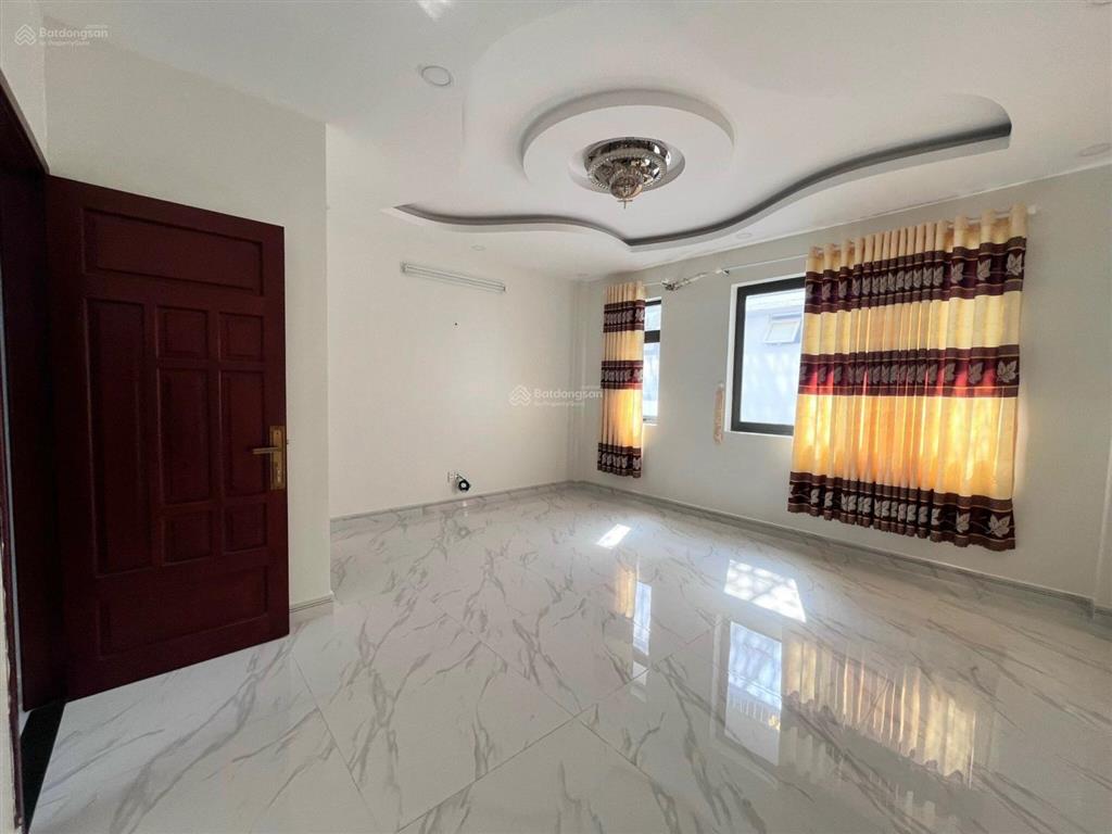 Cho thuê nhà phố 3 tầng, dt 5x20m, giá 23tr/tháng, mặt tiền đường số