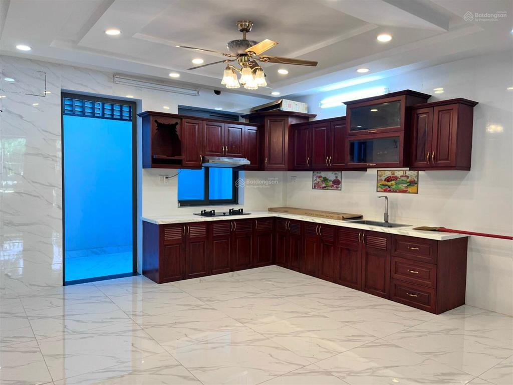 Cho thuê nhà phố 3 tầng, dt 5x20m, giá 23tr/tháng, mặt tiền đường số