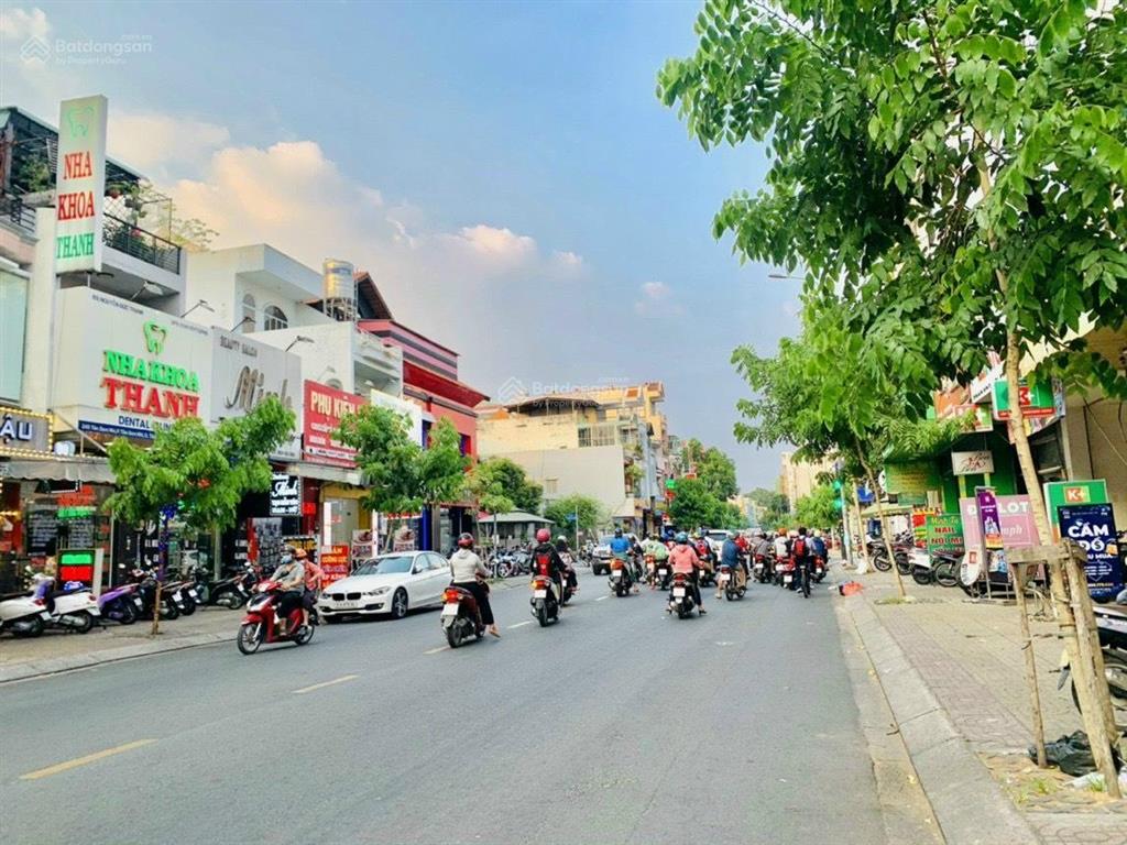 Bán nhà mtkd đường tân sơn nhì , tân phú  dt  5x19m  nhà cấp 4  gía  19.5 tỷ tl