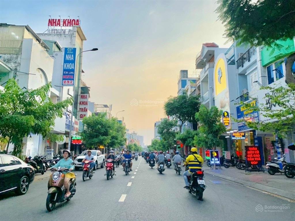 Bán nhà mtkd đường tân sơn nhì , tân phú  dt  5x19m  nhà cấp 4  gía  19.5 tỷ tl