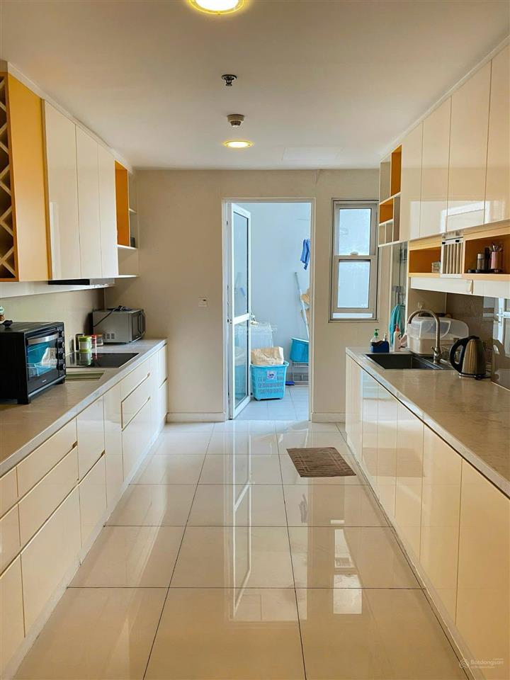 Bán căn hộ 3n 2wc sunrise city quận 7 | căn góc, nội thất cơ bản, sổ hồng, có bãi oto riêng 400tr