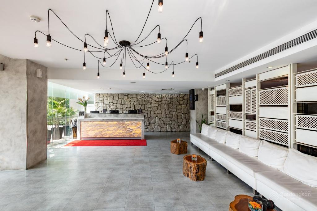 Khách sạn 3* lớn nhất (đường tên lửa) hdt 600tr dt 20x20m 6 lầu 50p giá 60 tỷ