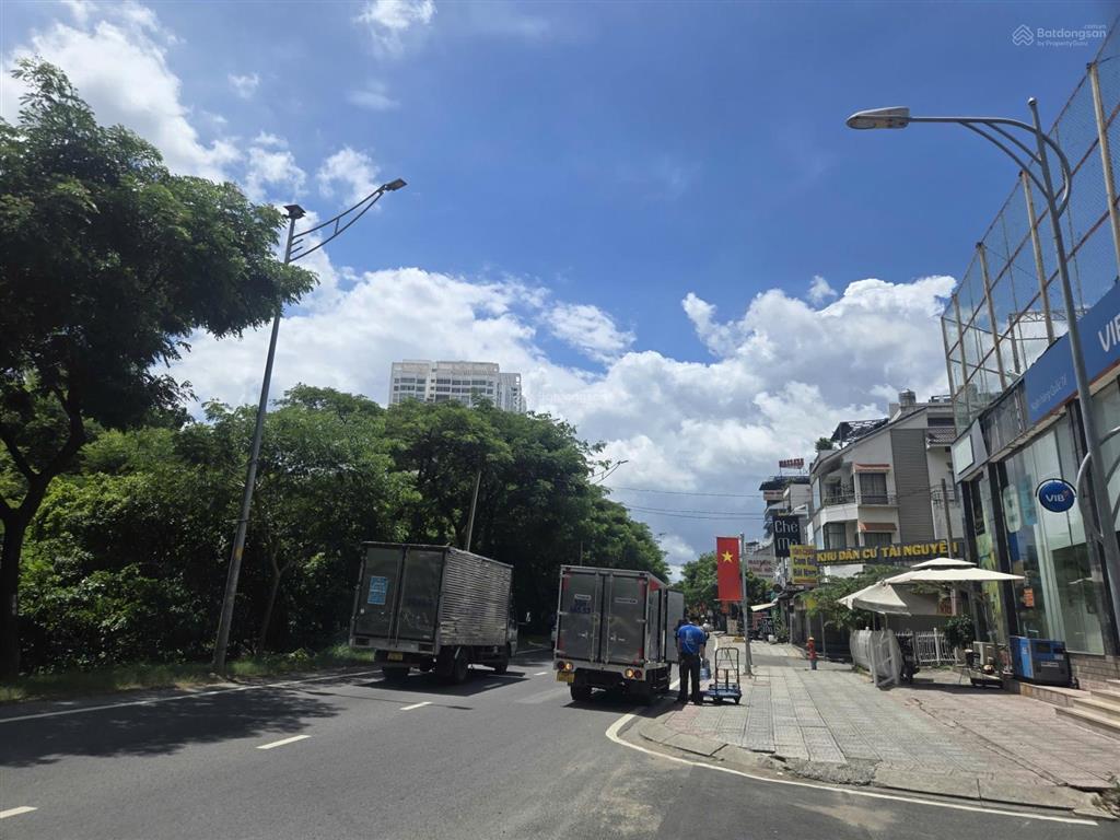 Góc 2mt thân văn nhiếp (30x44m) sân banh htd 300tr, giá bán 200 tỷ giảm về 130 tỷ