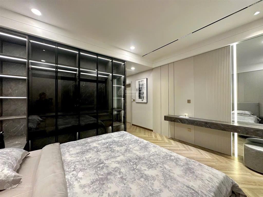 Giá tốt bán nhanh riverside residence, pmh q7. 130m2. view trực diện sông. full nội thất đẹp