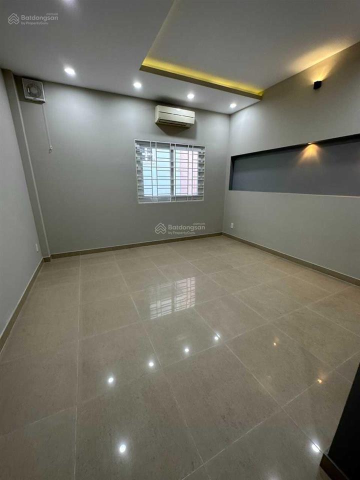 Giá 11 tỷ  dt 4,5x20m nhà 5 tầng mt khu bình phú gần đường 26