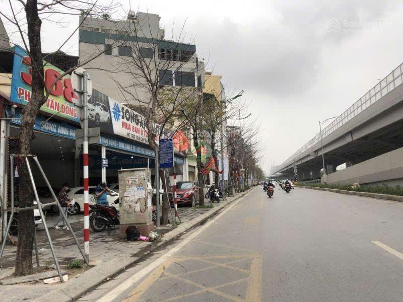 Chính chủ bán nhà 3 tầng phố phạm văn đồng cầu giấy. dt 198m2 mt 8m. giá 28,5 tỷ. ngõ thông rộng