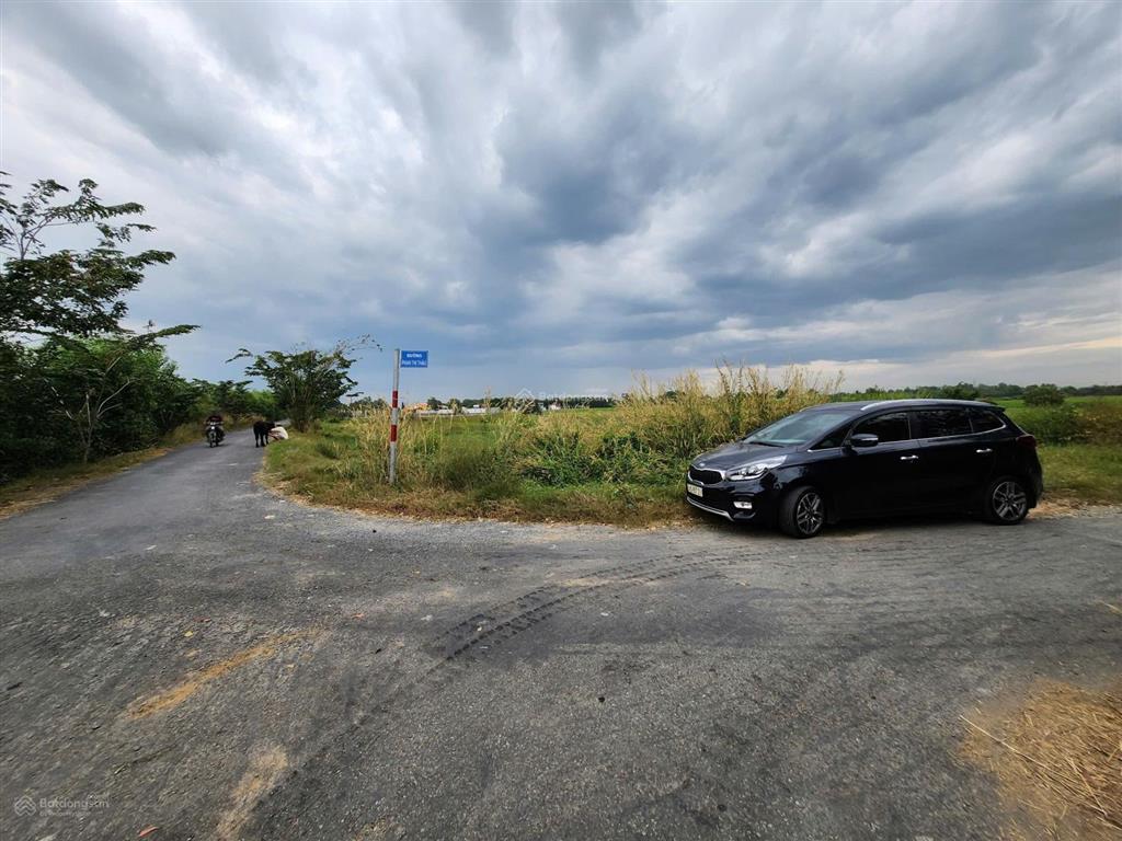 Bán gấp đất tt bình chánh chính chủ dt 5 sổ, 6000m2 giá bán 10tr30/m2(tl). cách trung tâm huyện