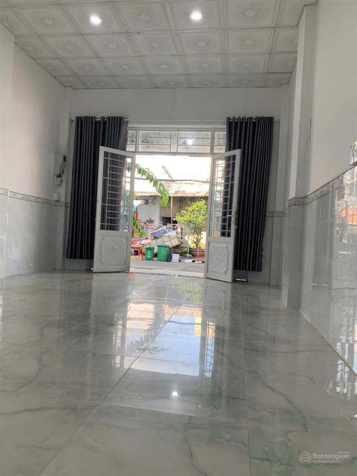 Bán nhà thuận tiện mua bán, trước mặt là công viên, gần trường, gần chợ