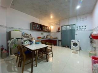 Bán nhà thuận tiện mua bán, trước mặt là công viên, gần trường, gần chợ