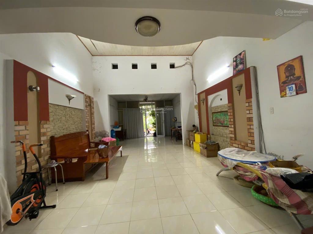 Bán nhà thuận tiện mua bán, trước mặt là công viên, gần trường, gần chợ