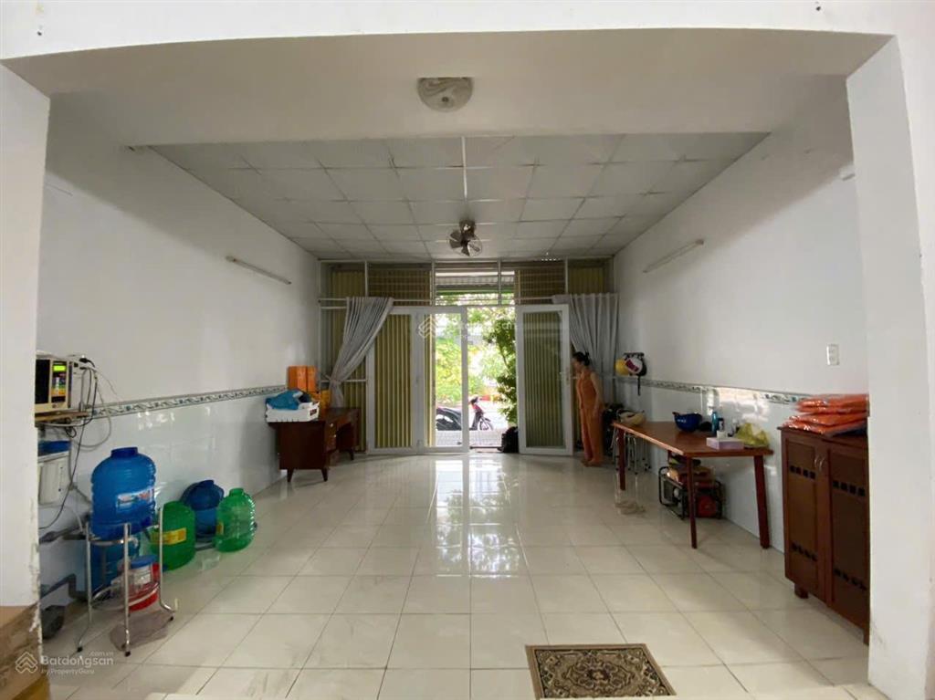 Bán nhà thuận tiện mua bán, trước mặt là công viên, gần trường, gần chợ