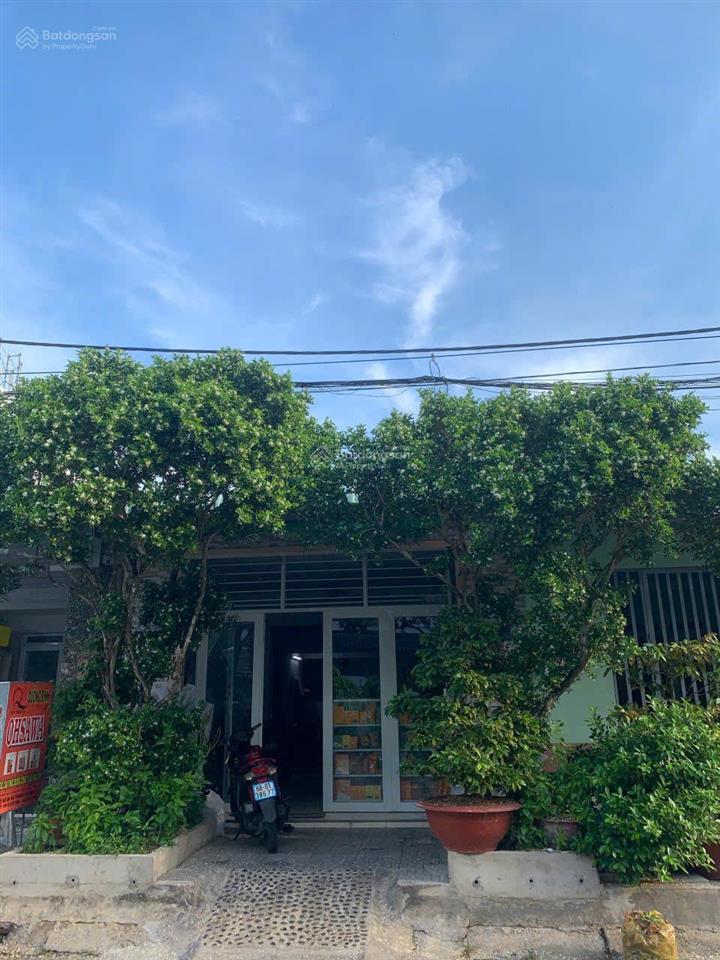 Bán nhà thuận tiện mua bán, trước mặt là công viên, gần trường, gần chợ