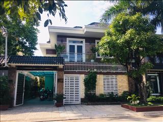 Cho thuê biệt thự 180m2 cao cấp, mặt tiền 10m, vị trí đẹp thuận tiện di chuyển