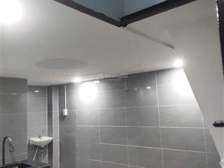 Nhà nhỏ 2 lầu sổ riêng p8, tân bình có hoa hồng giới thiệu dùm
