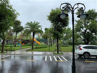 Cặp liền kề 135 m2, mặt trước đường lớn, mặt sau bể bơi, hoàn thiện thang máy(ocp1)
